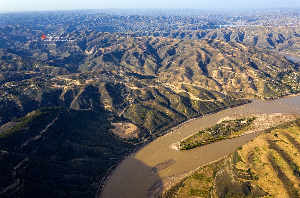 眼前山峦起伏,沟壑纵横,黄河犹如一条巨龙在黄土高原丘陵沟壑间奔腾不