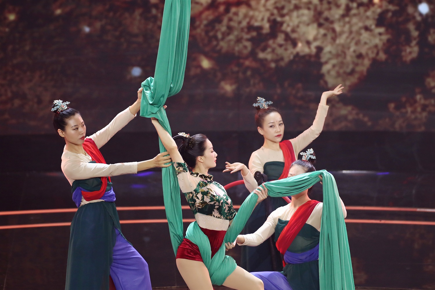 《中国达人秀》绝美空中舞蹈展东方韵味飞车特技表演再获沈腾力挺