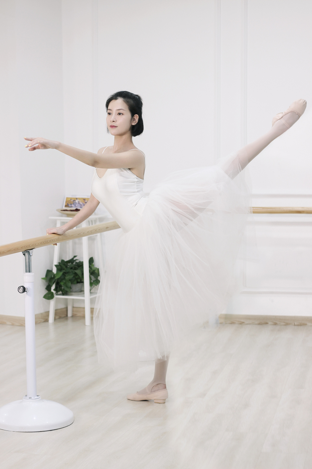 演员苏小妹曝光舞蹈写真 舞姿优美展现完美身材