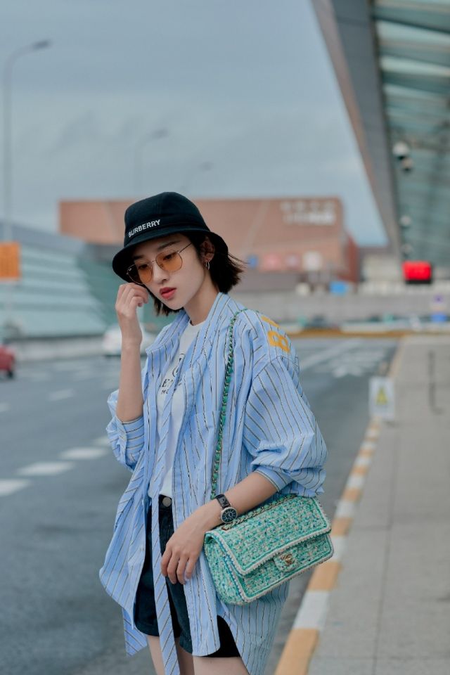 唐艺昕机场航站楼外街拍,真羡慕张若昀!