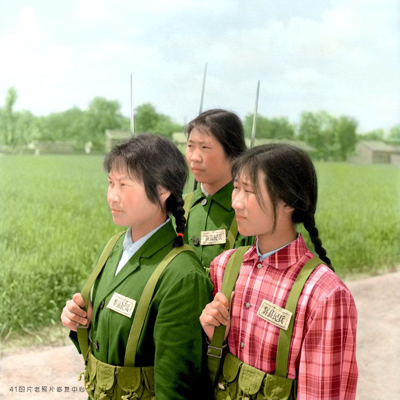 飒爽英姿女民兵黑白照片上色为那个年代的她们喝彩