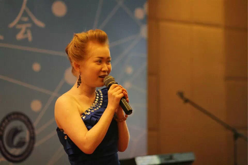 现实版"白毛女":惧光怕晒视力低,喜欢夜晚出行|刘吟|白毛女|白化病