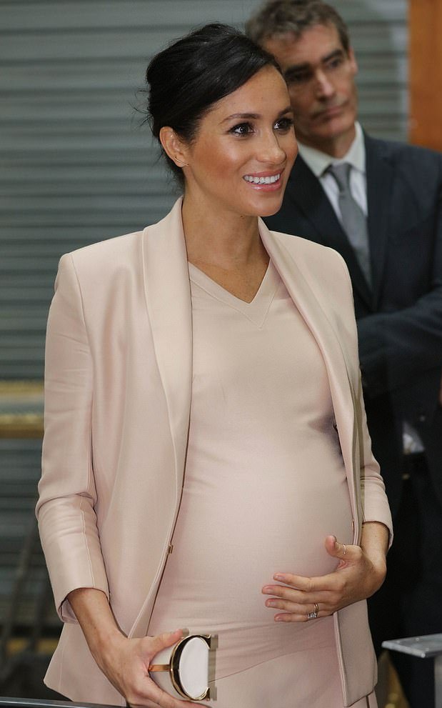 优雅优雅大方,梅根却悄然捧肚子被吐槽|梅根|凯特王妃|戴妃_新浪新闻