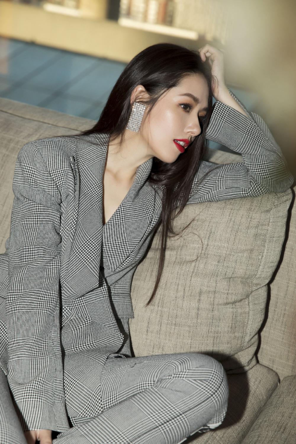 35岁郭碧婷一身西服, 美回当年南湘少女样, 踩"针尖鞋"一言难尽