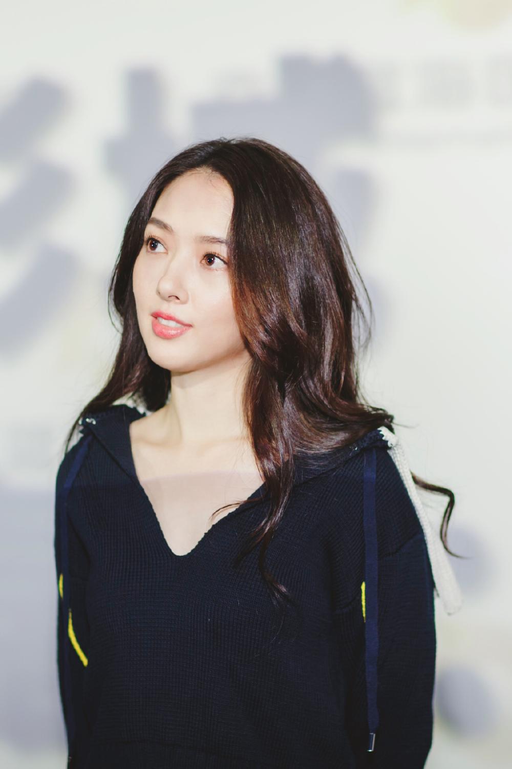 35岁郭碧婷一身西服, 美回当年南湘少女样, 踩"针尖鞋"一言难尽