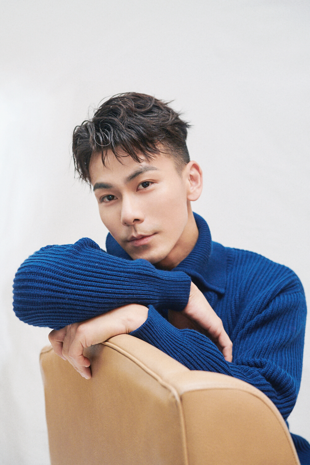 戴向宇治愈系写真曝光 实力演绎暖男穿搭教科书