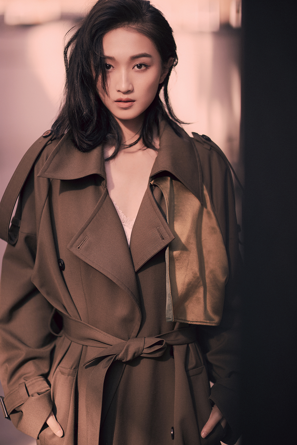 王艺霏秋日写真曝光 时髦优雅诠释轻熟主义