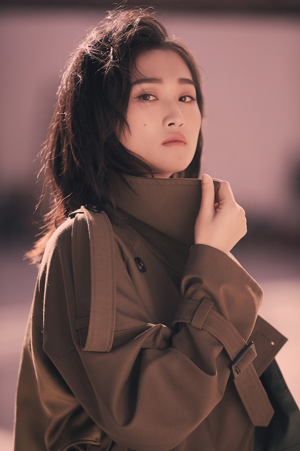 王艺霏秋日写真曝光 时髦优雅诠释轻熟主义