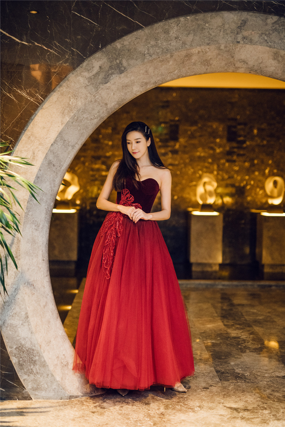 周韦彤亮相中国国际时装周 浪漫纱裙笑靥温柔