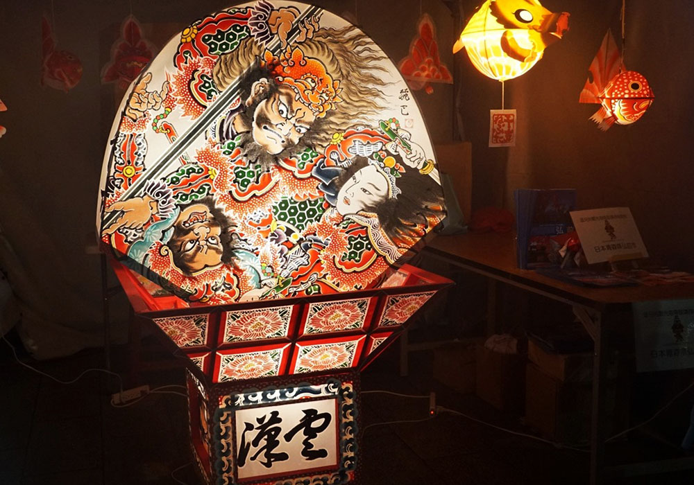 此由日本青森县弘前市提供的花灯,在2019台北灯节上展出.