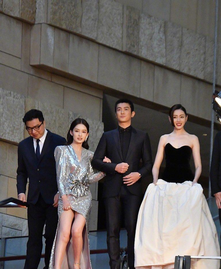 李沁携杜江亮相电影节红毯,穿银色长裙真吸睛,张天爱露香肩迷人