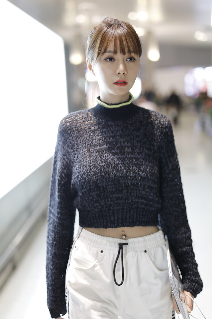 满脸胶原蛋白真水嫩,但意外露出的肚脐环扎心了