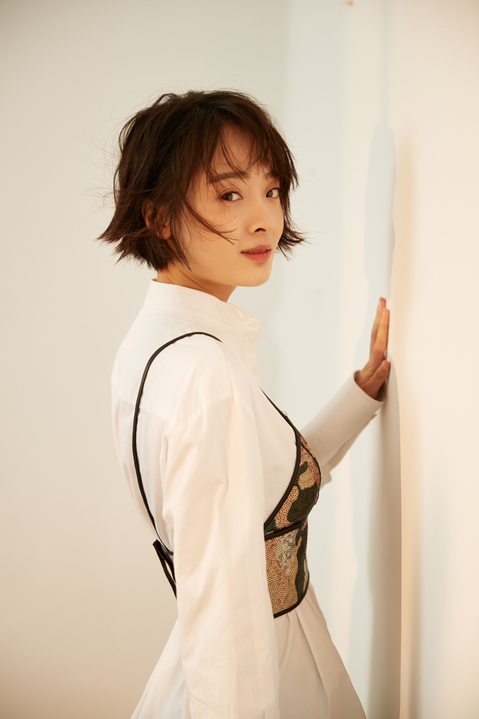 即将有2部作品播出的演员孙铱,最近一组时尚写真露出,在不加修饰的