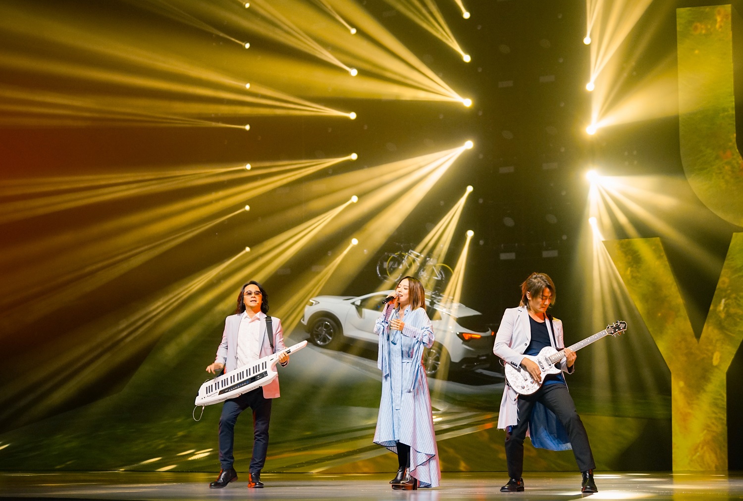 新裤子梁博飞儿乐团献唱多首经典诠释「不负年轻」随着《乐队的夏天》