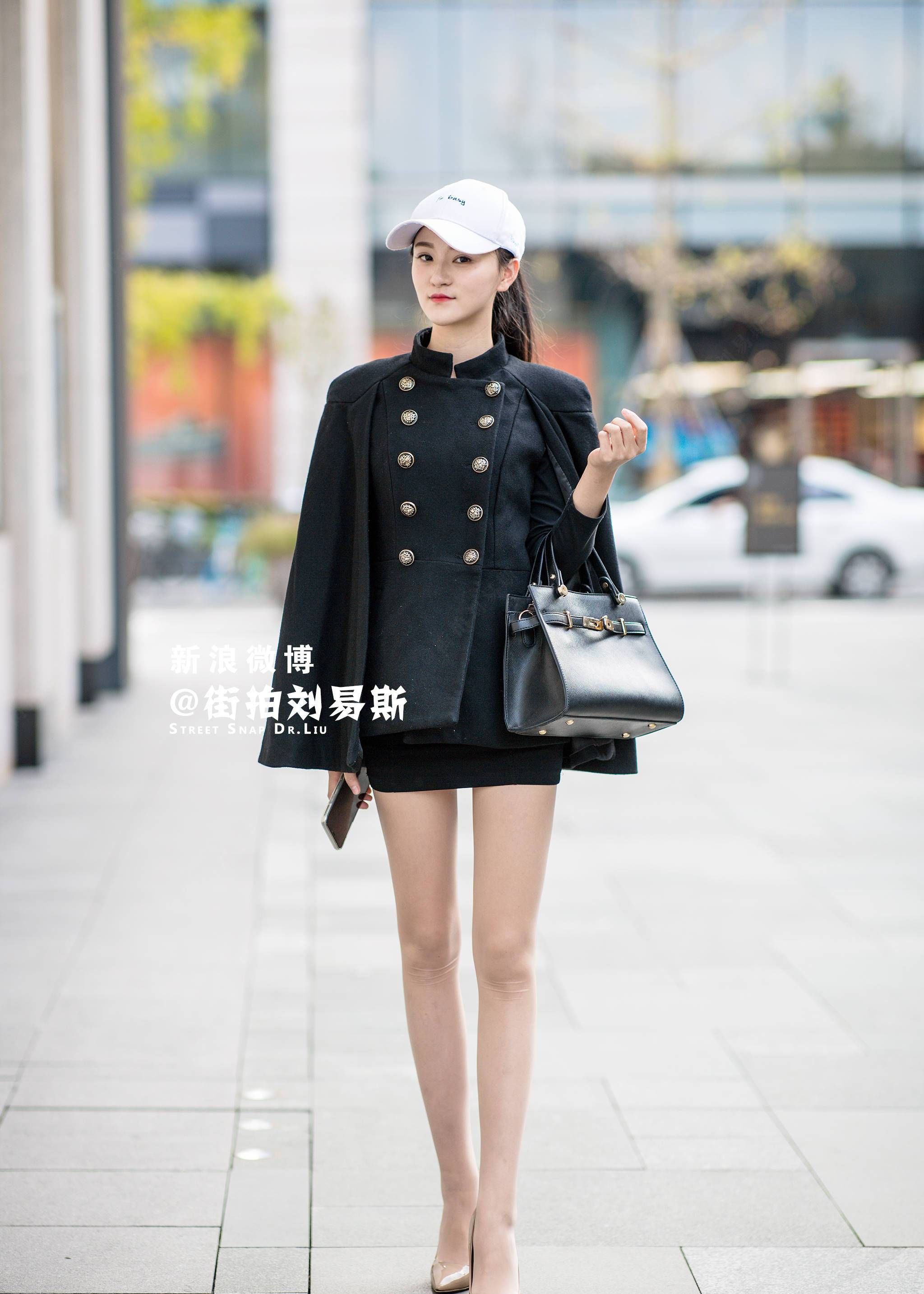 街拍:美女韵味十足,潮流的穿搭,让你的时尚走向全世界