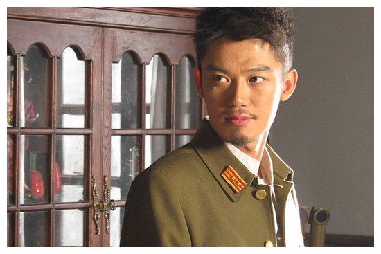 就是在文章第一部自导自演的电视剧《雪豹》里面饰演文章的同学孙鑫璞