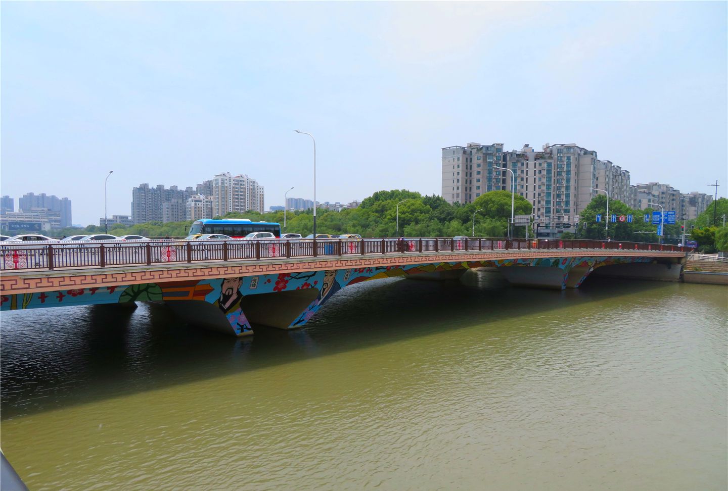 享受周末-散步在南京集庆门城墙下