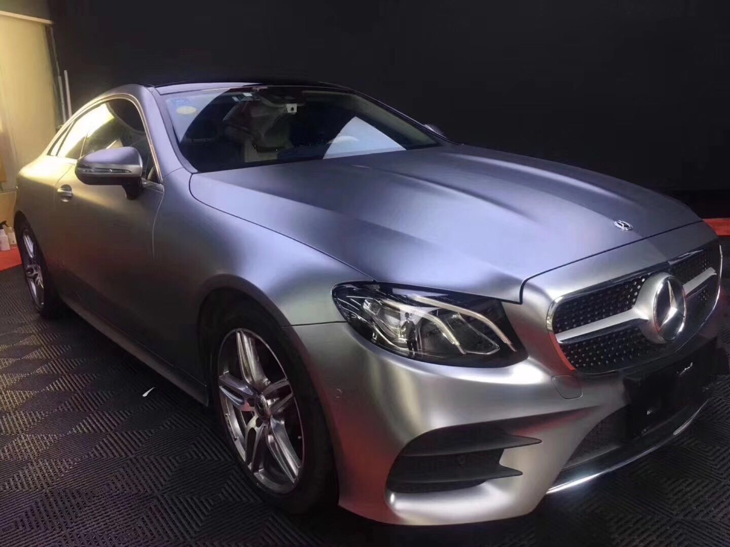 利剑出鞘 舍我取谁 改色电光钛银灰奔驰e200记