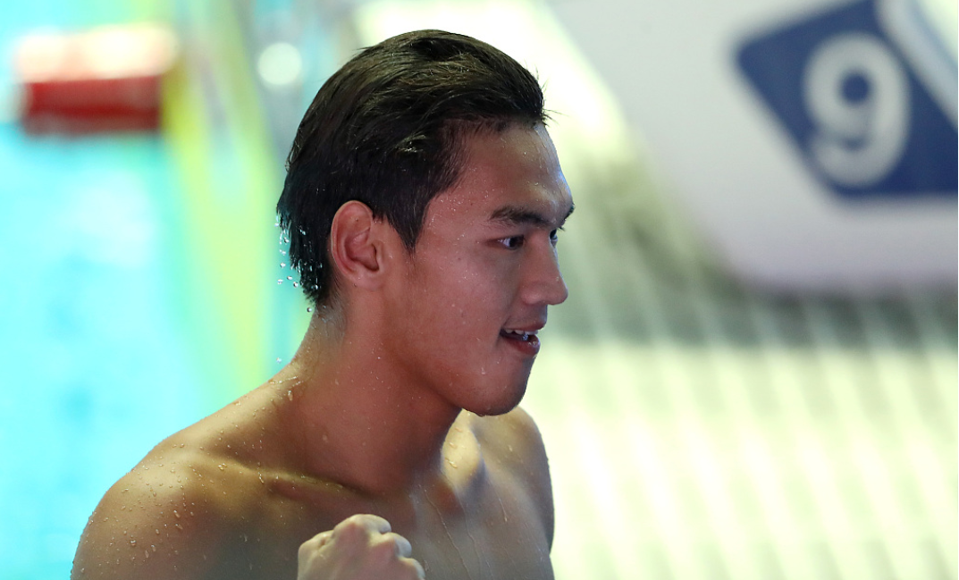 徐嘉余霸气反超卫冕冠军赛后激动秀肌肉