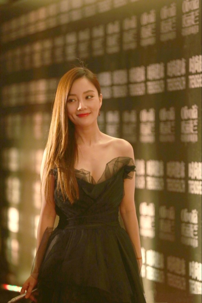 李小璐性感蕾丝抹胸裙写真图片