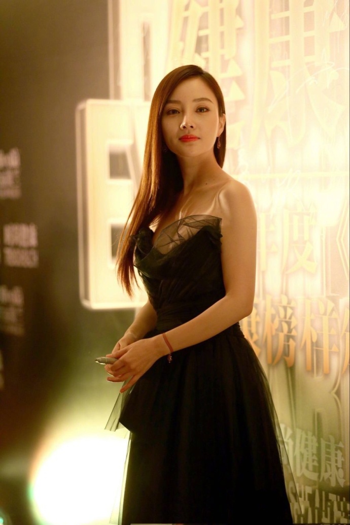 李小璐性感蕾丝抹胸裙写真图片