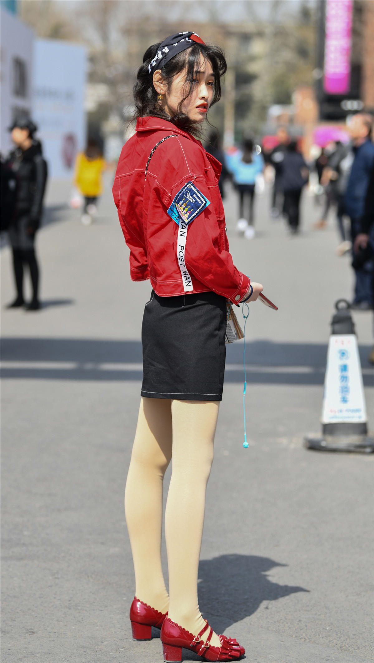 肉色打底袜搭配红皮鞋,不仅展显美腿,还有浓浓的女人味儿