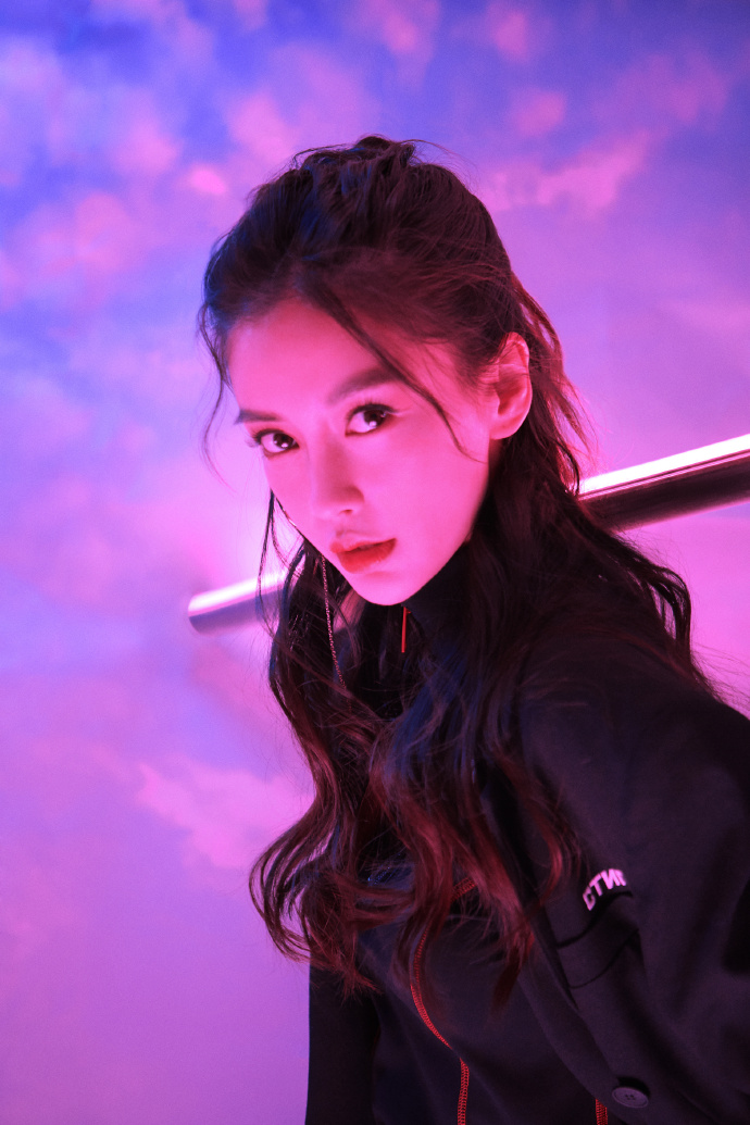 angelababy亮相潮流合伙人媒体会黑色潮装尽显帅酷型格