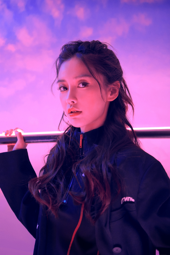 angelababy亮相潮流合伙人媒体会黑色潮装尽显帅酷型格