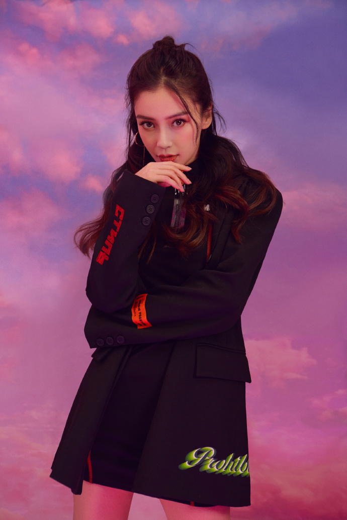 angelababy亮相潮流合伙人媒体会黑色潮装尽显帅酷型格