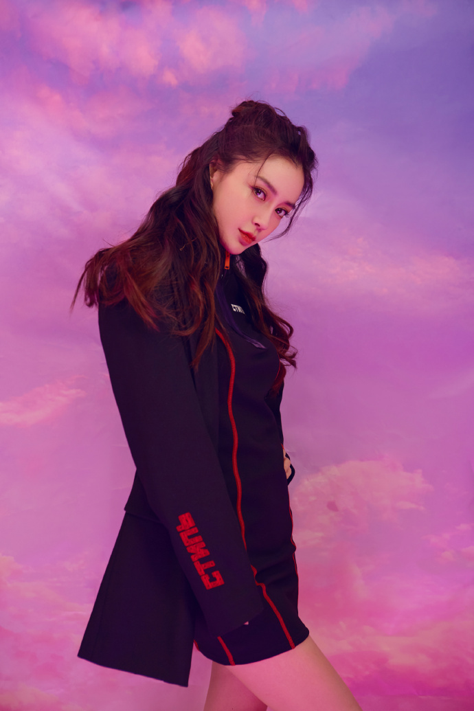 angelababy亮相潮流合伙人媒体会黑色潮装尽显帅酷型格