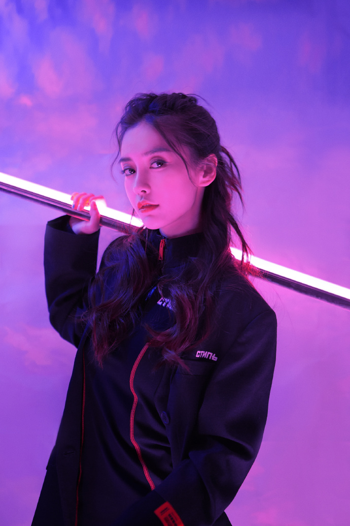 angelababy亮相潮流合伙人媒体会黑色潮装尽显帅酷型格