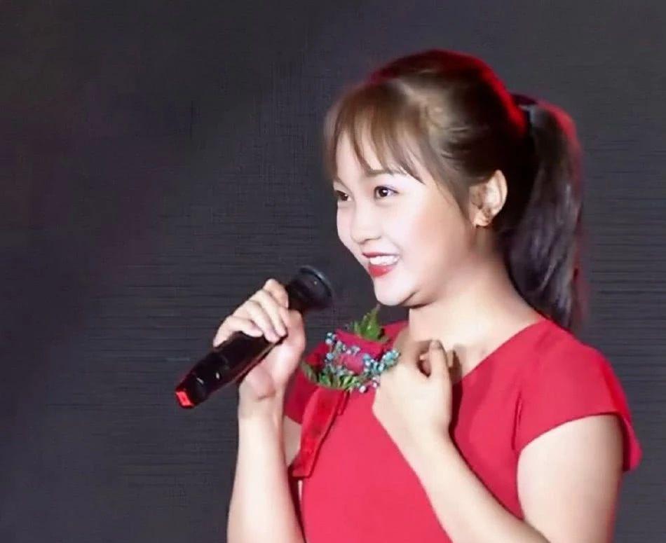 林妙可"开挂式"生长,红裙 高跟女人味爆棚,20的年纪12岁的脸