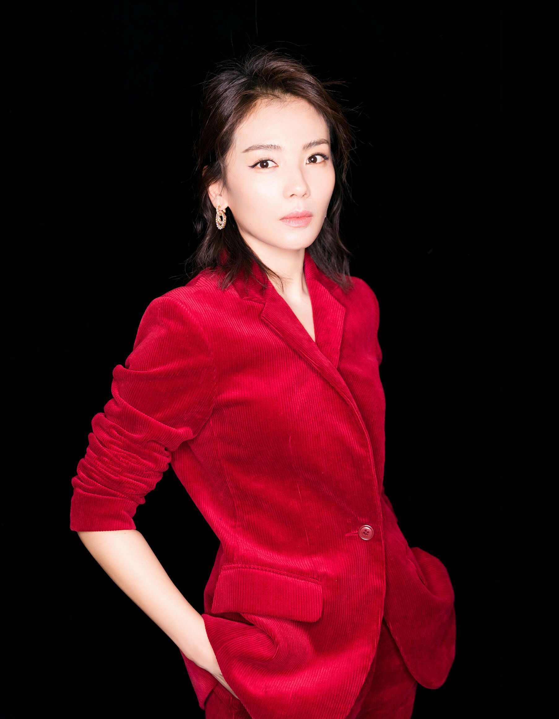 刘涛机场身穿红色大衣,干练短发满屏少女感,笑容随和!