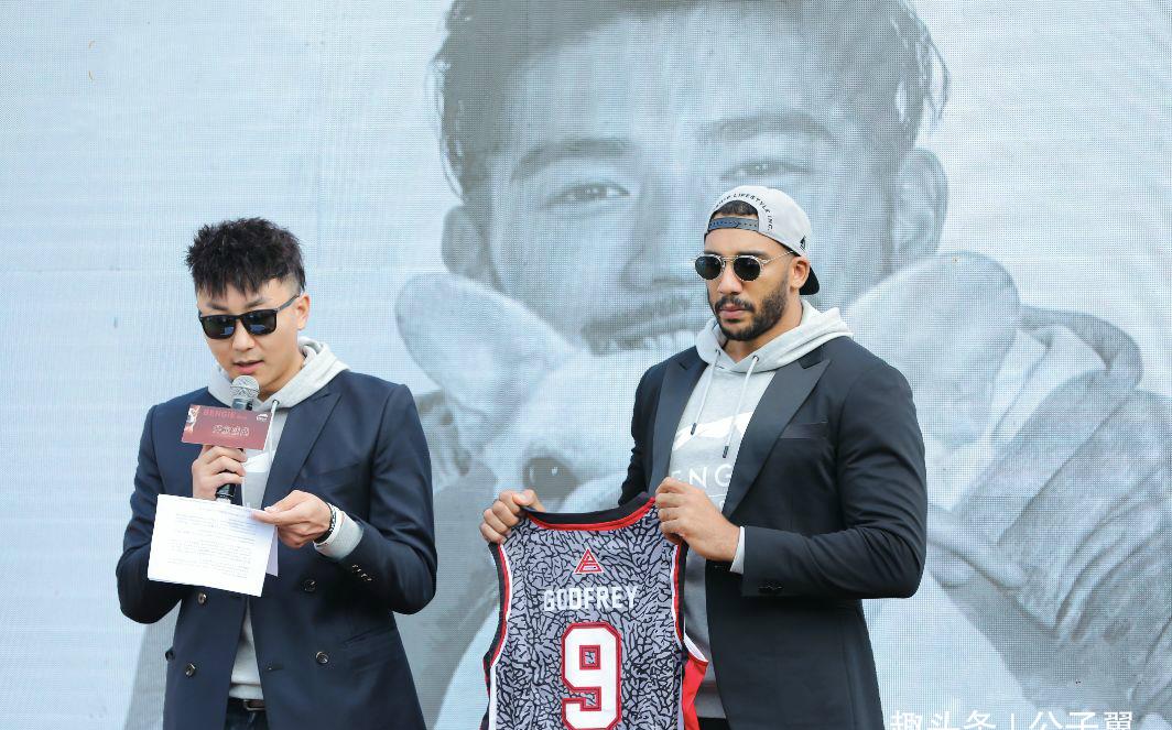 高以翔去世后,和蒋珅玮合开的店铺火了,9号篮球衣被抢购一空