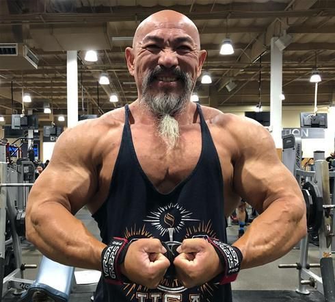 55岁大叔堪比现实版龟仙人超高的肌肉含量秒杀一切年轻人