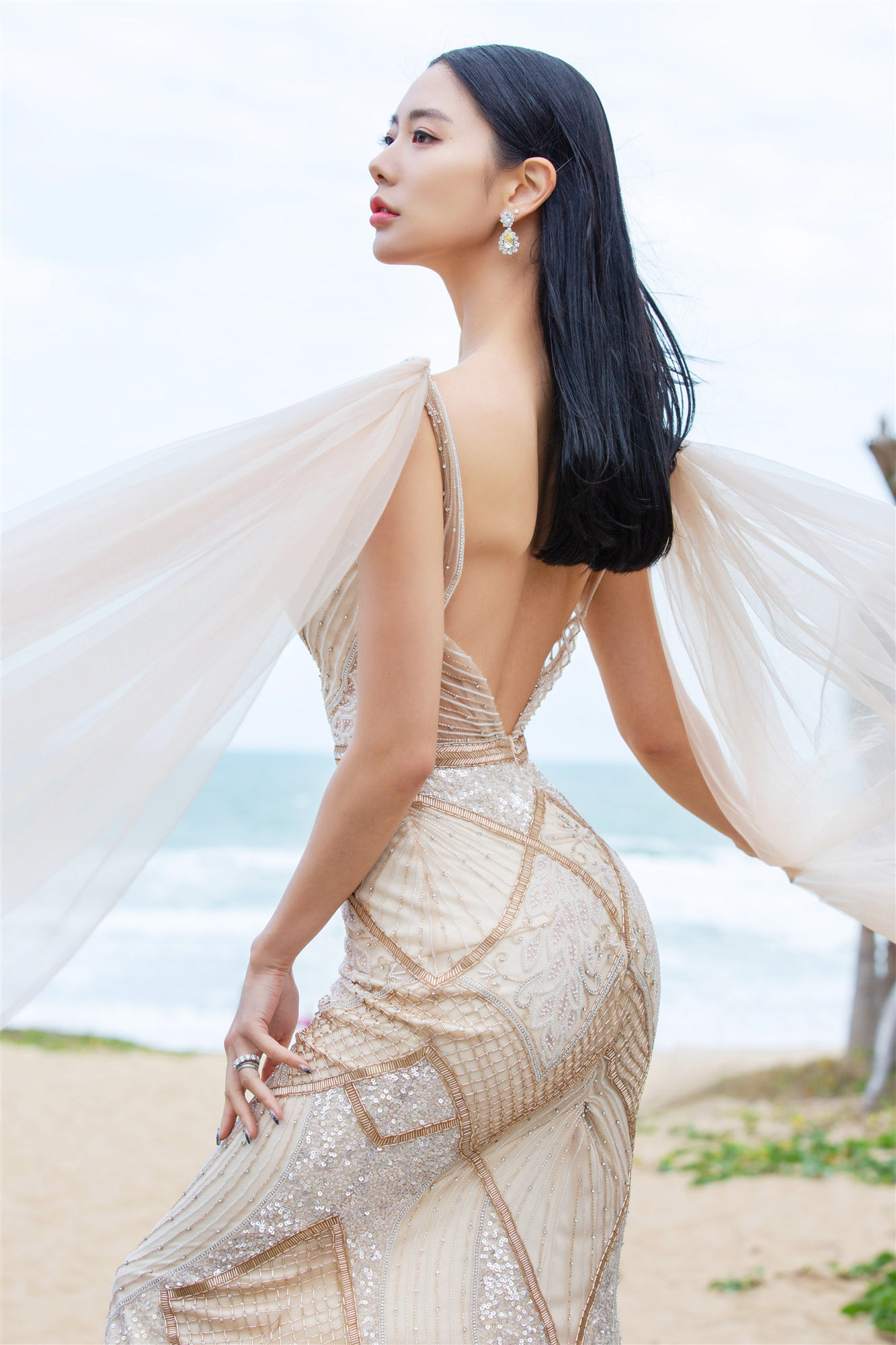 克拉拉亮相海南岛国际电影节浪漫随性展示自我