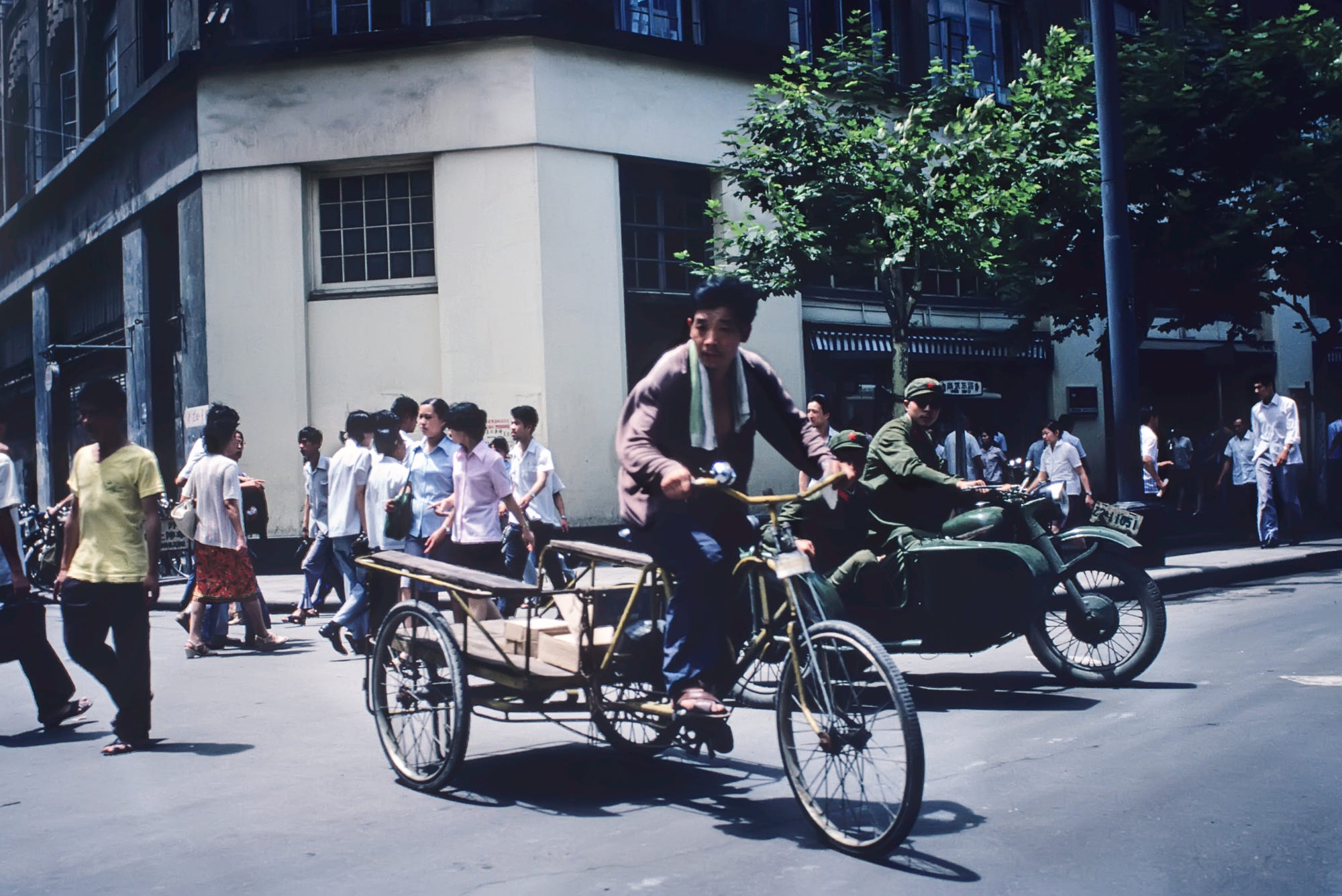1981年的生活,罕见街拍老照片,这样的瞬间你还有印象吗?