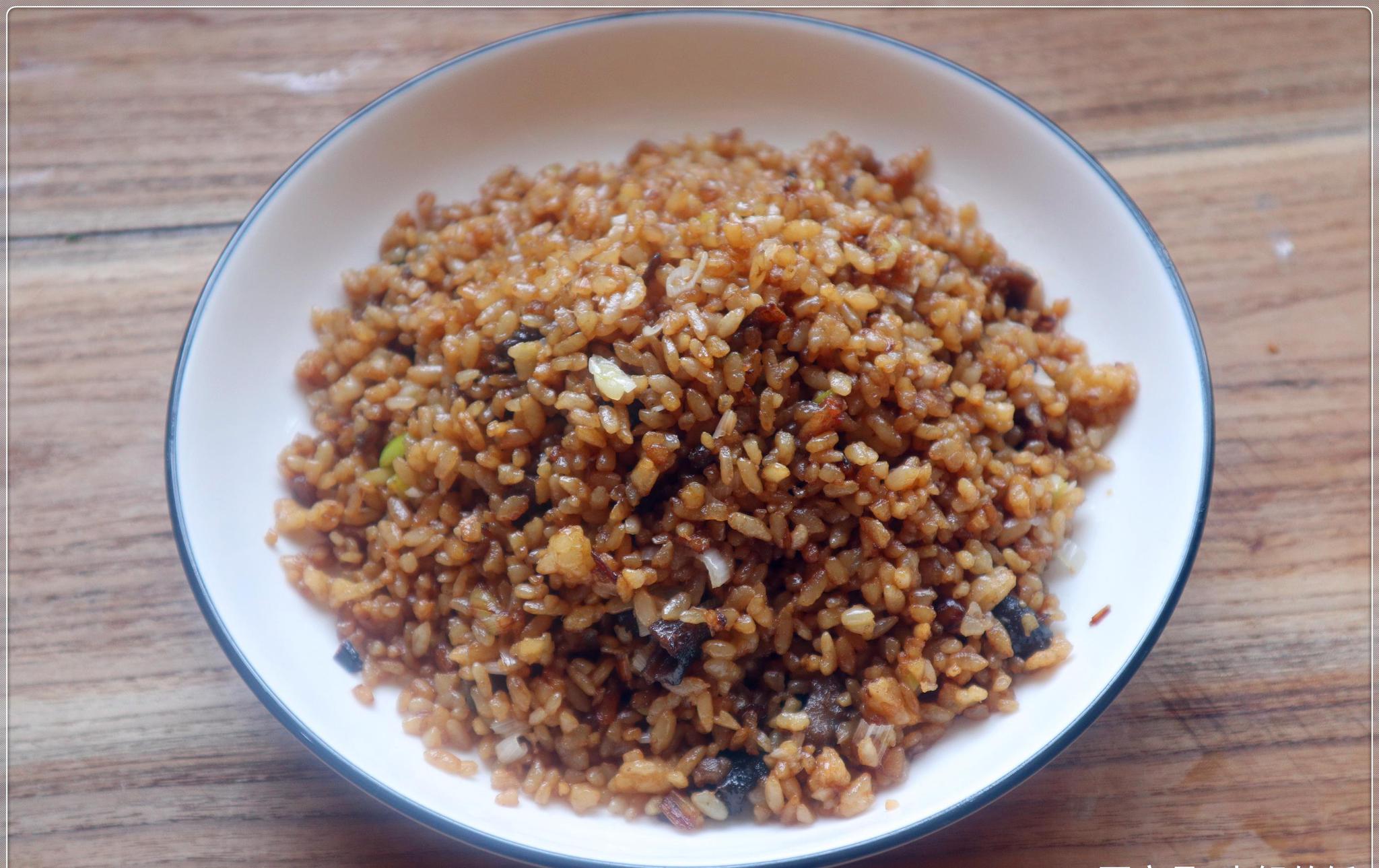 炒饭怎么做好吃?剩米饭用猪油和酱油来炒,才是最走心的做法