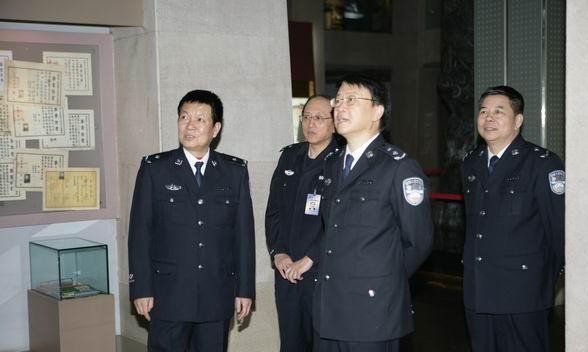 中国警察穿了30年的草绿色警服, 在2000年, 为什么换了颜色?|警服|草绿色|警察_新浪新闻