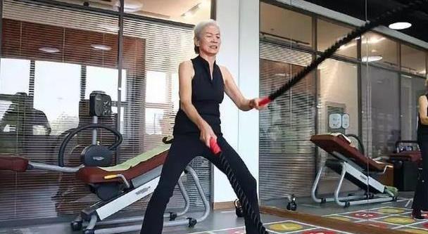 63岁老奶奶坚持健身十多年看起来只有三十多受众多年轻人青睐