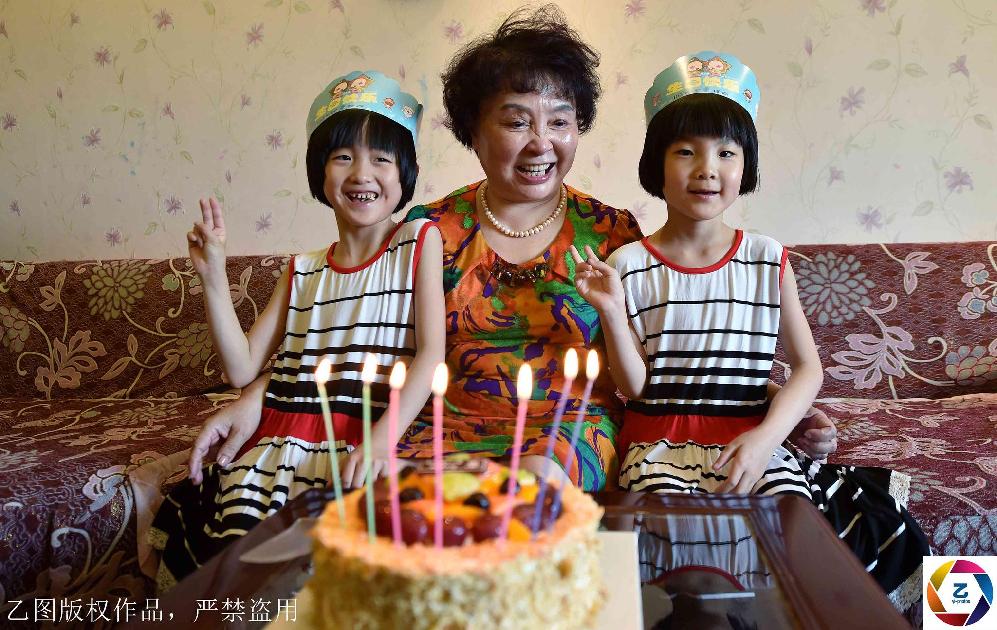 6旬失独母亲冒死生双胞胎,为养娃艰苦打拼9年,却被朋友骗21万