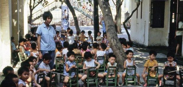 外国人拍摄的70年代中国老照片:想不到70年代的人们是这样子|年代|中国历史|老照片_新浪新闻