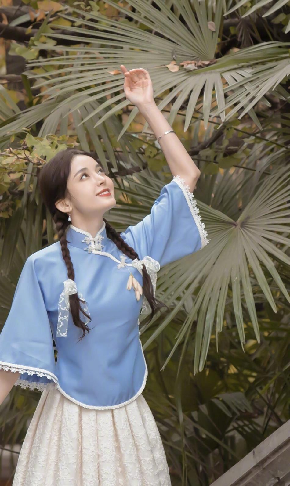 古力娜扎民国风小清新造型曝光,旗袍式上衣搭配米色裙子温婉动人