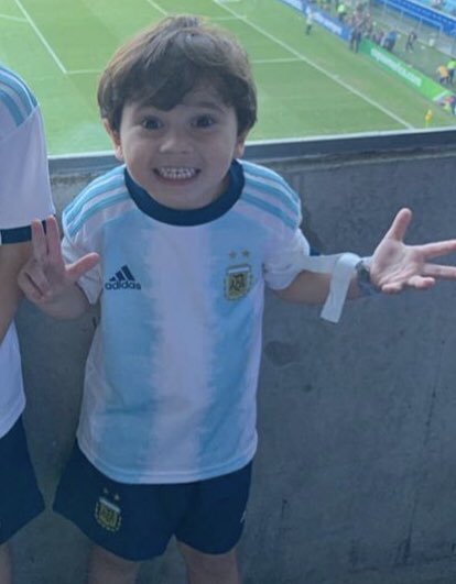 梅西俩儿子现场见证老爸率队杀入淘汰赛马特奥萌翻全场
