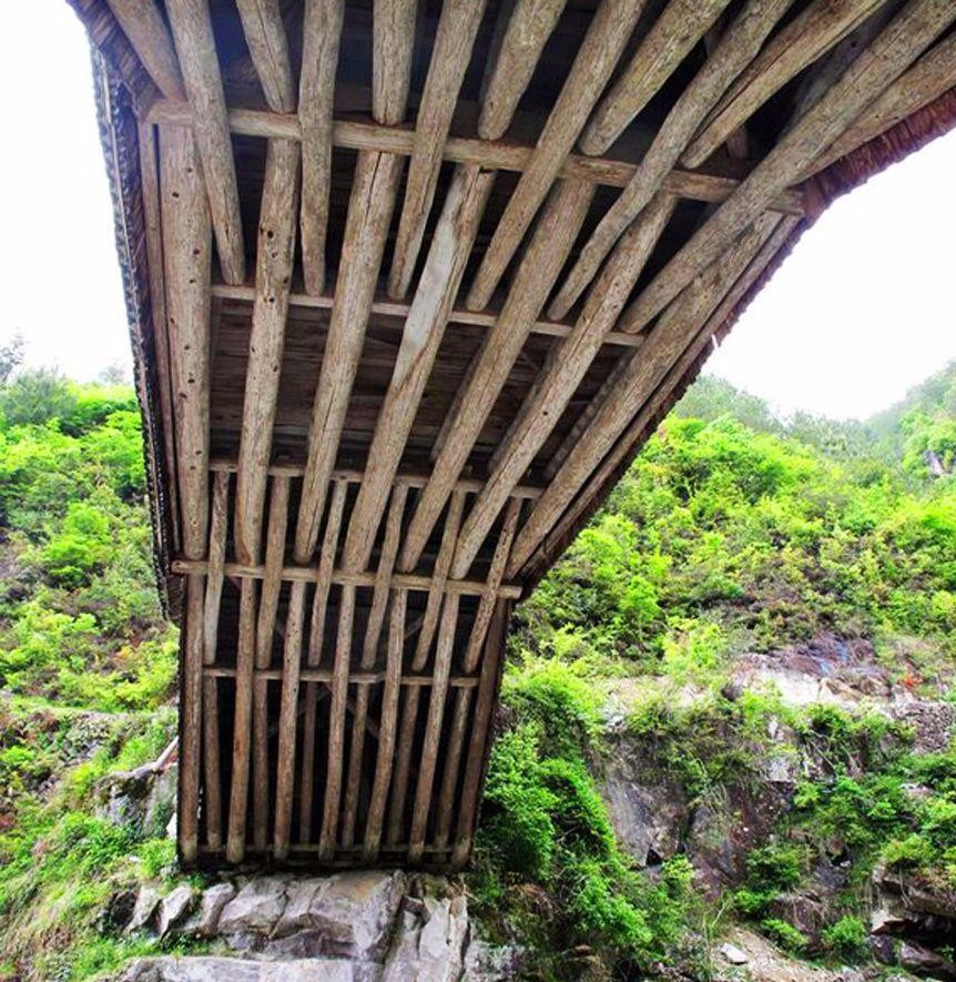 木工师傅的绝活一根钉子不用几根细木棍做成桥人上去压不塌