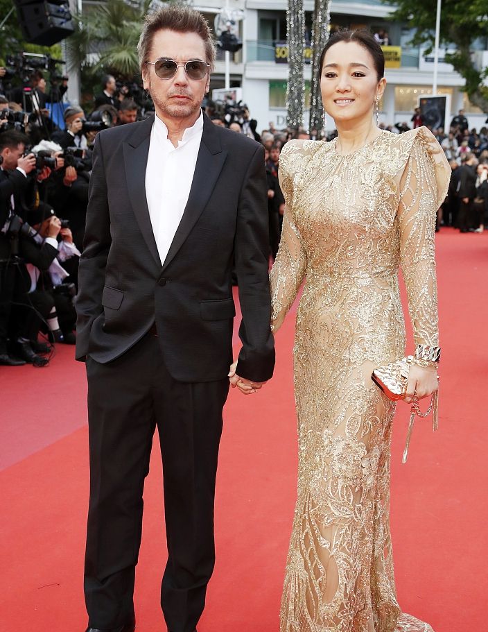 巩俐与老公十指相扣亮相戛纳首映礼,全程甜笑超甜蜜