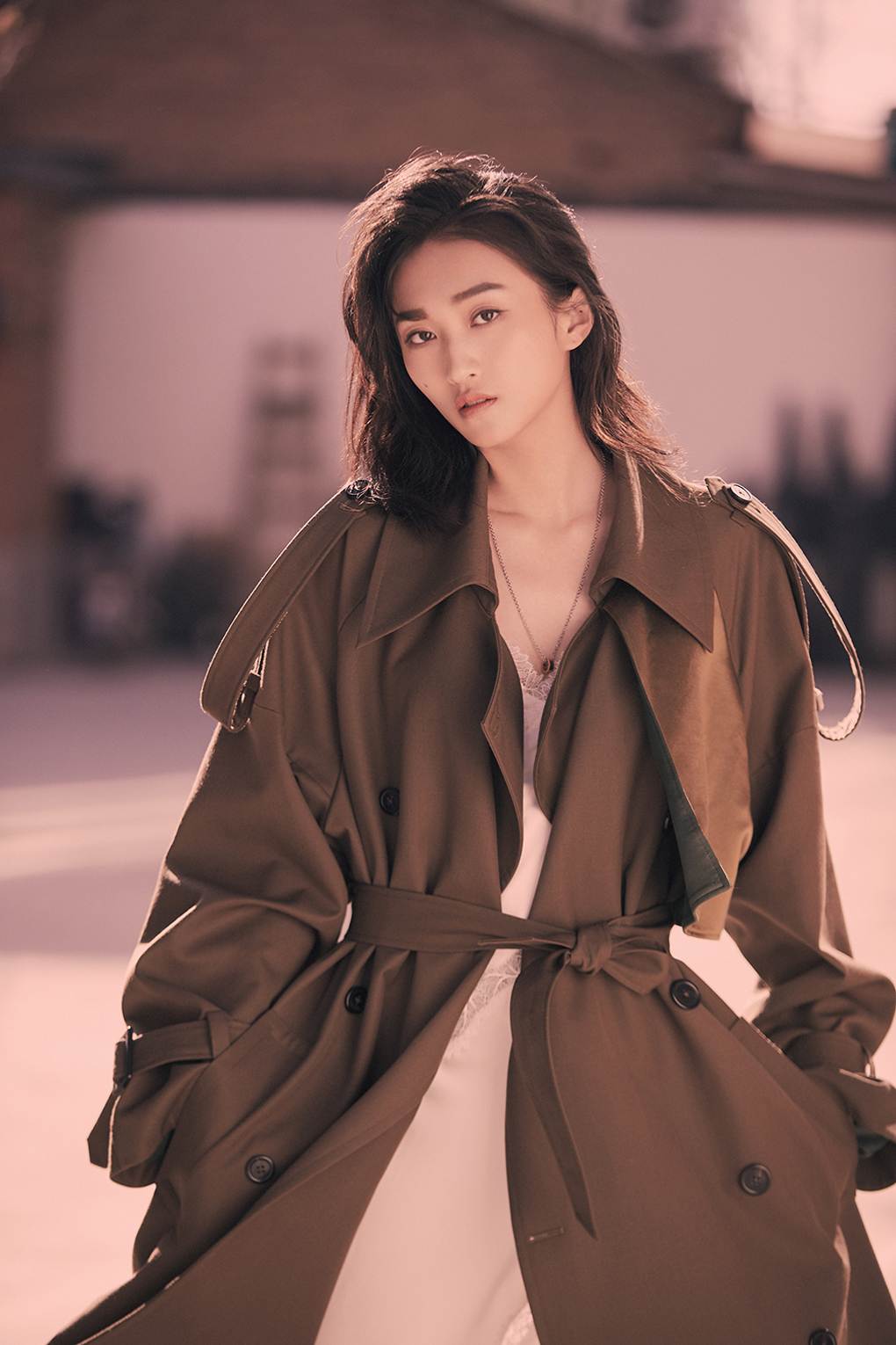 王艺霏秋日写真曝光 时髦优雅诠释轻熟主义