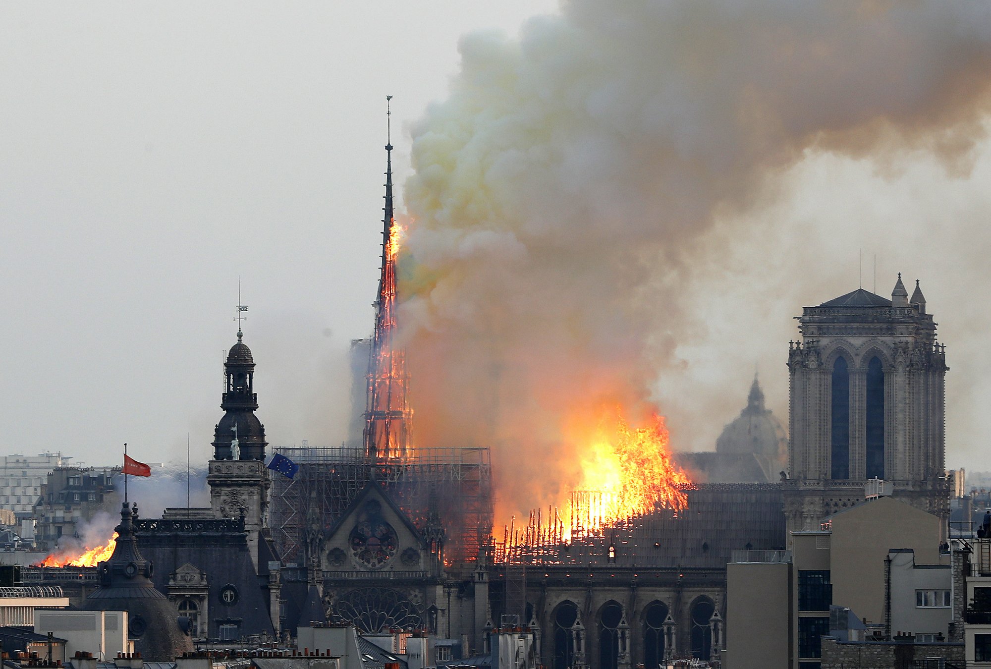 实拍巴黎圣母院大火800年历史建筑付诸一炬