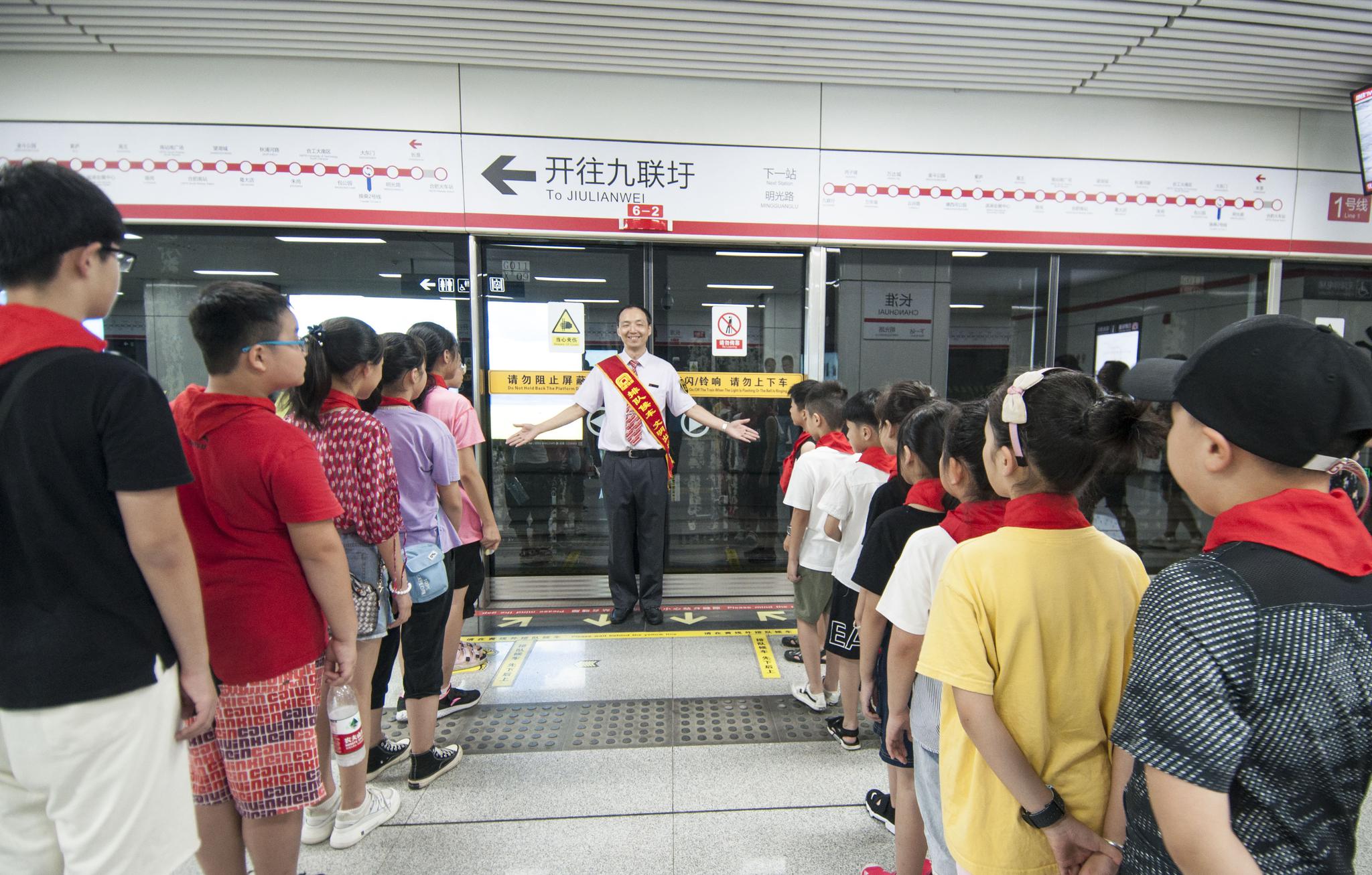 安徽合肥小小地铁人争做文明乘车小先锋