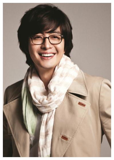 提到戴眼镜的男明星,不得不提到这位——裴勇俊,眼镜的装饰让他贵族